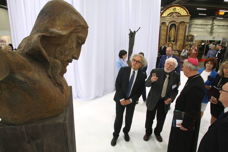 Wybitny rzeźbiarz i projektant, prof. Wincenty Kućma, podczas otwarcia swojej wystawy na SACROEXPO 2015.
