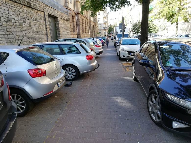 Chodniki ulicy Młyńskiej są zajęte przez samochody - piesi, zwłaszcza niepełnosprawni, mają tu niewielkie szanse przejścia. 