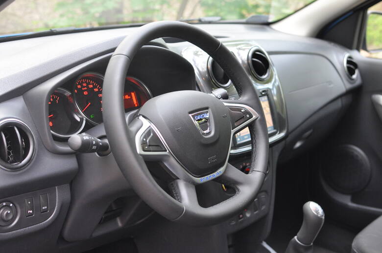 Dacia Sandero StepwaySandero Stepway występuje tylko w jednej wersji wyposażenia Laureate. W standardzie otrzymamy m.in. tempomat, manualną klimatyzację,