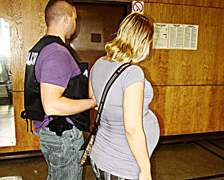  20-letnia oszustka w zaawansowanej ciąży trafiła do policyjnego aresztu.  