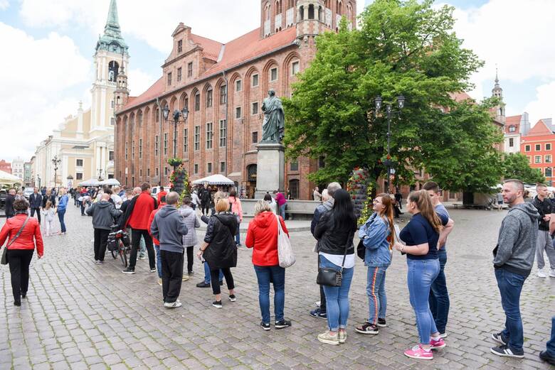 Polacy jednak chcą się szczepić - kolejki do punktu szczepień w Toruniu z 30 maja 