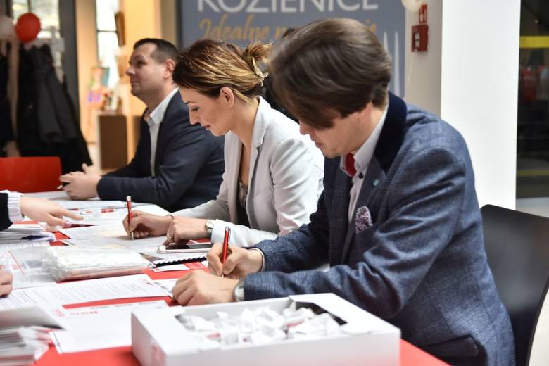 Wśród osób, które przyszły się dziś zarejestrować w bazie DKMS był burmistrz Kozienic razem z zastępcami: Mirosławem Pułkowskim i Dorotą Stępień.