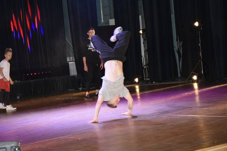 Studio Tańca Art Station obchodzi 10-lecie swojej działalności. Z tej okazji w Kinoteatrze Polonez odbył się koncert jubileuszowy – pokazy taneczne mistrzów i laureatów ogólnopolskich i międzynarodowych festiwali tanecznych.