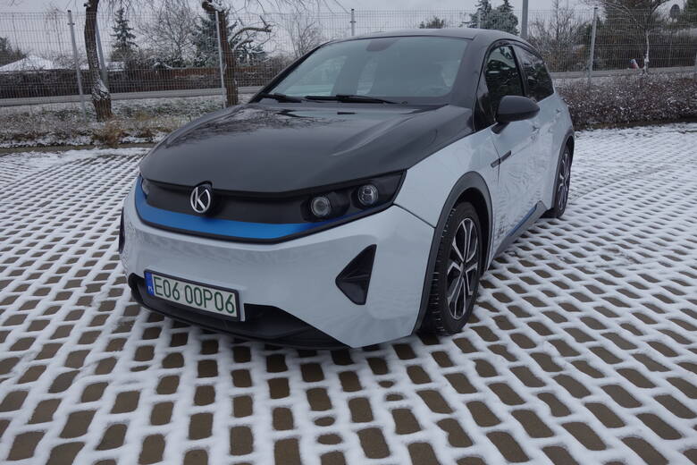 Przy okazji odbywającego się niedawno w Łodzi kongresu elektromobilności pokazano dwa prototypy samochodu elektrycznego. Okazało się, że jest to dzieło