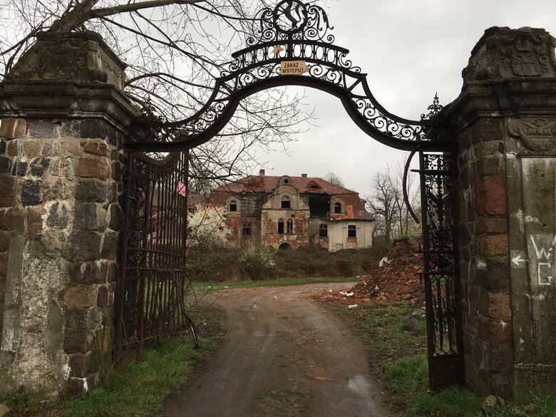 Według lokalnych opowieści, pałac w Glince miał zostać posadowiony na terenie starego cmentarza samobójców. To sprawiało, że jakaś tajemnicza siła pchała