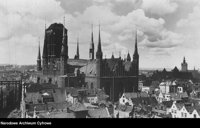 <strong>Gdańsk, 1910-1939</strong><br /> <br /> Wolne Miasto Gdańsk, Panorama Głównego Miasta z Kościołem Mariackim na pierwszym planie.<br />  <br />  