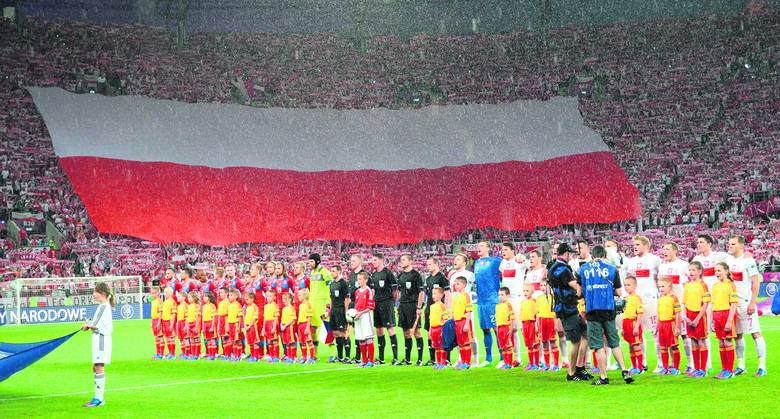 Gigantyczna biało-czerwona flaga na stadionie we Wrocławiu.