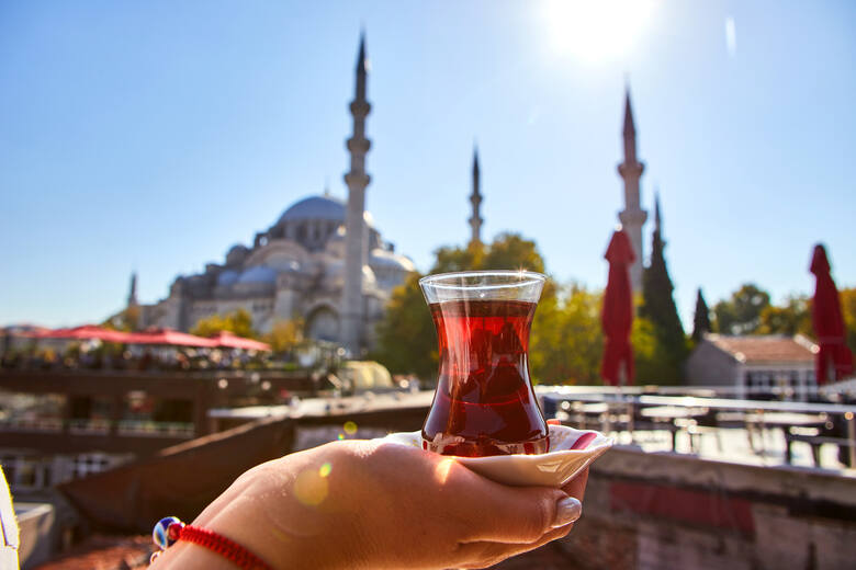 Herbatę zaparza się w Turcji w dwóch czajnikach, ustawionych jeden na drugim, a podaje w szklaneczkach w kształcie kielicha tulipana.