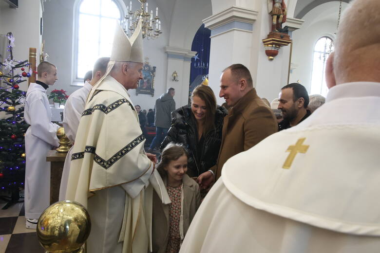 W Uroczystość Świętej Rodziny biskup Marian Florczyk odprawił mszę świętą w kościele w Daleszycach. Pobłogosławił kilkadziesiąt małżeństw