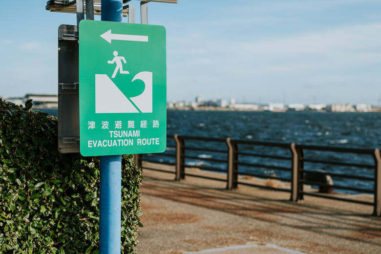 Znak wskazujący drogę ewakuacji w przypadku tsunami