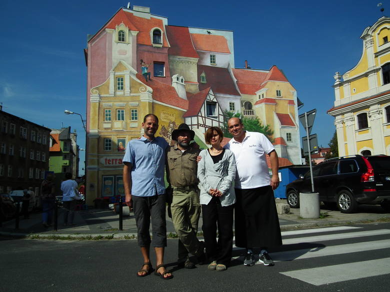 Zbysław Jankowski, Radosław Barek, Arleta Kolasińska, Marcin Sanowski i wiele, wiele innych osób, nieobecnych na zdjęciu, przyczyniło się do tego, że świat poznał Śródkę przez jej niezwykły mural