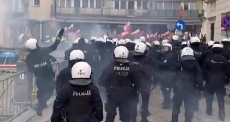 Policjant widoczny po lewej stronie rzucił czymś w protestujących podczas manifestacji 6 marca.