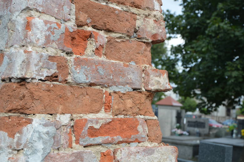 Odnowiony grób za pieniądze z kwesty PTTK w Łowiczu znów wymaga naprawy [Zdjęcia]