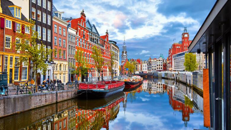Malowniczy kanał w Amsterdamie