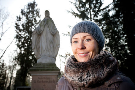 Anna Połomka, łódzka konserwatorka, przy jednym z odnowionych własnoręcznie zabytkowych nagrobków na nekropolii przy ul. Ogrodowej. 