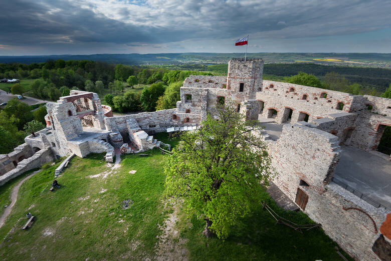 Widok na ruiny zamku i wewnętrzy dziedziniec ze szczytu Wieży Nawojowej