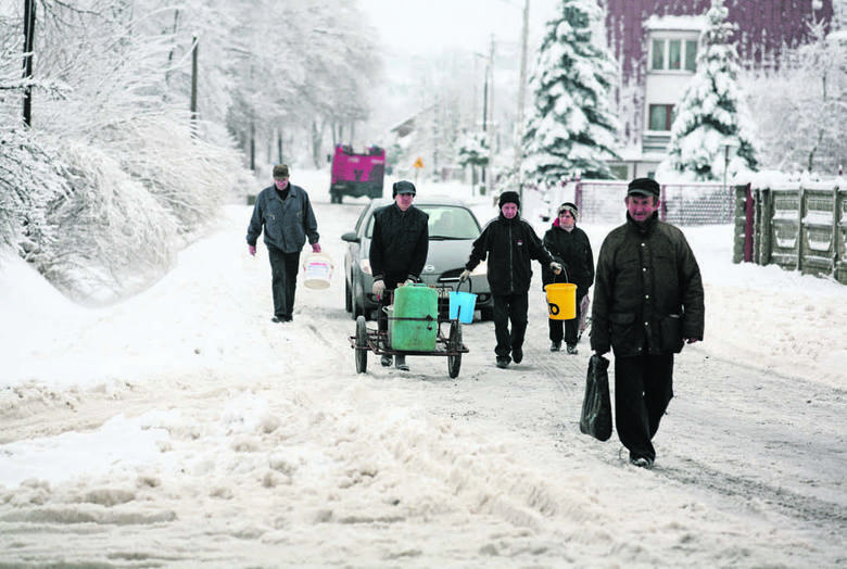 Zima 2010. Mieszkańcy Karlina, dzielnicy Zawiercia przez prawie dwa tygodnie musieli radzić sobie bez prądu i wody. Wodę dostarczali im beczkowozami strażacy. Codziennie przy beczkowozach ustawiały się kolejki mieszkańców z wiadrami i bańkami.