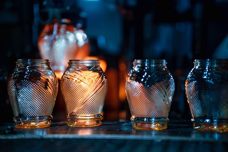 Niemal co drugi spośród szklanych zniczy, które tradycyjnie — w okolicach 1 listopada — zapłoną na tysiącach cmentarzy w Polsce, składa się ze szklanych