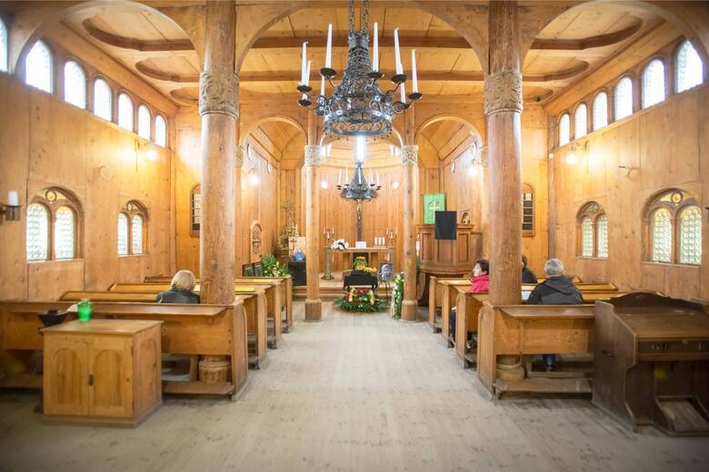 Tak wyglądają drewniane wnętrza Świątyni Wang. W 2014 roku w Karpaczu odbył się ekumeniczny pogrzeb Tadeusza Różewicza. Poeta chciał być pochowany na