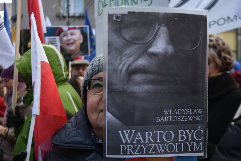 Manifestacja KOD w Toruniu.