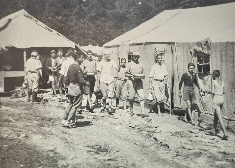 Na początku istnienia bazy posiłki wydawano pod namiotem - zdjęcie z lat 1923-1924
