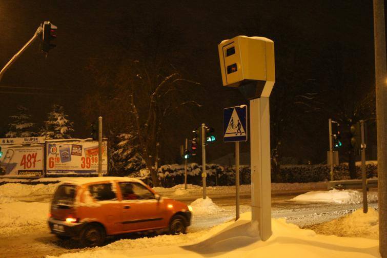 Kierowcy: Z powodu śniegu fotoradar w Kobylnicy robi zdjęcia klientom Reala