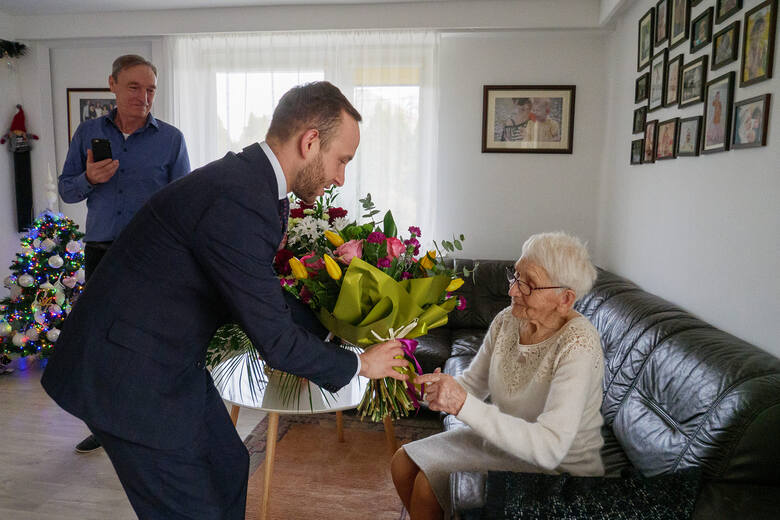 W dniu setnych urodzin, panią Zosię odwiedził z życzeniami, kwiatami upominkiem - wójt gminy Miedziana Góra Damian Sławski.