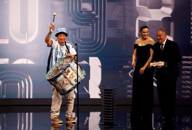 Adriana Lima wręczyła Tule nagrodę FIFA The Best dla kibiców Argentyny. Najseksowniejsza modelka świata od lat jest fanką Interu Mediolan