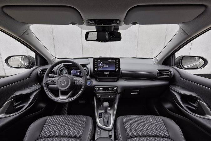 Mazda 2 Hybrid Auto można zamawiać od początku lutego u wszystkich dealerów Mazdy w cenie od 79 900 zł za wersję PURE z pakietem systemów bezpieczeństwa,