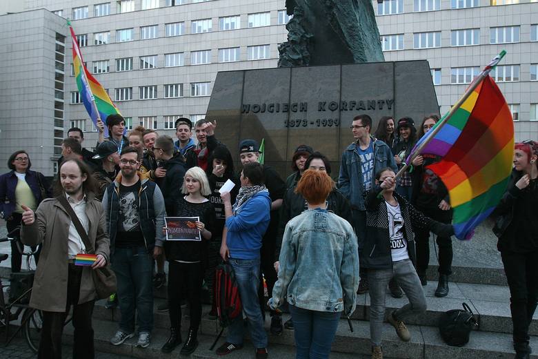 Pedał? Ciota? "Mamy dość wywierania na nas presji!" W Katowicach zapłonął Płomień Nadziei środowisk LGBT