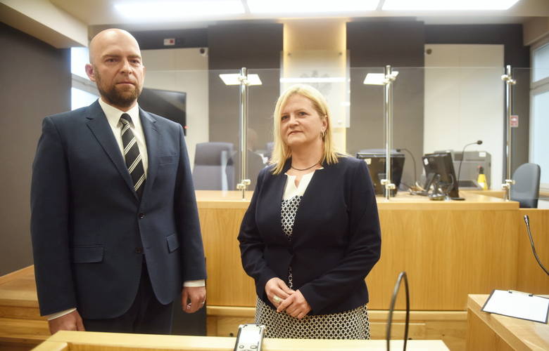 Od lewej: Sędzia Tomasz Holeniewski, wiceprezes sądu rejonowego oraz sędzia Małgorzata Budrewicz-Macholak, prezes sądu.