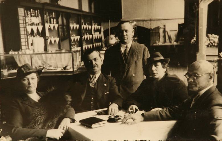 1936 rok - 10-lecie prowadzenia kawiarni Bristol przez Zygmunta Ciupka (siedzi drugi od lewej). W środku ks. Józef Schulz, proboszcz parafii farnej