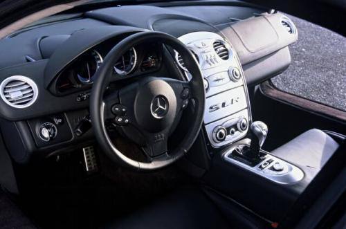 Fot. Mercedes-Benz: Wnętrze jak w luksusowym sedanie, tyle, że materiały leciutkie jak piórko w celu ograniczenia masy pojazdu.