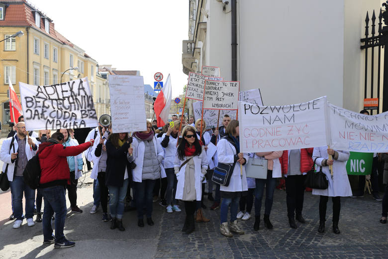 Protest w Warszawie przeciwko ustawie apteka dla aptekarza