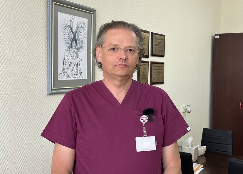 Na zdjęciu doktor Jacek Walkowski, zastępca dyrektora ds. leczniczych. Czuwał nad całym cesarskim cięciem i odbierał poród. Wyjaśnia, że podobna historia