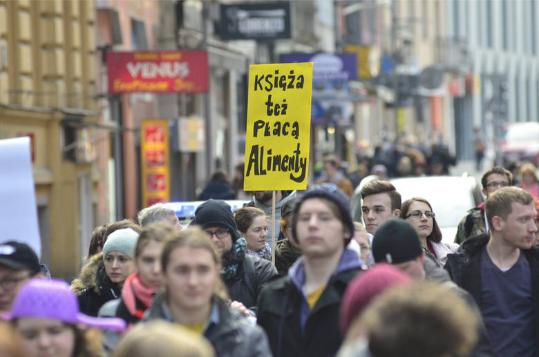 8 marca 2015 r. w kilku miastach, także w Poznaniu odbyły się Manify pod hasłem „Dość przekrętów w sprawie alimentów”. Na ulice wyszło kilka tysięcy kobiet i mężczyzn, domagając się zmian w prawie