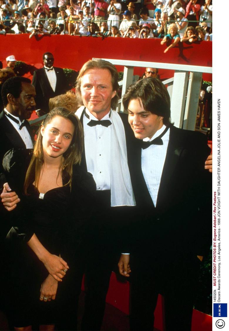 13-letnia Angelina Jolie z bratem Jamesem Havenem i ojcem Johnem Voightem na 60. ceremonii wręczenia Oscarów w 1988 r.