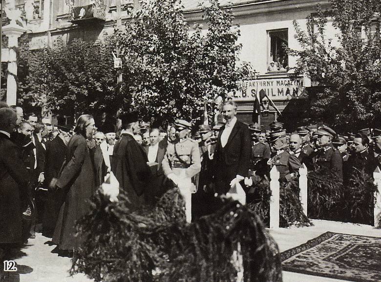Przy drugiej bramie powitalnej u wylotu ul. Lipowej na Rynek Kościuszki marszałka Piłsudskiego powitali przedstawiciele gmin ewangelickiej, prawosławnej i żydowskiej