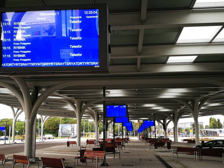Odjazdy wyświetlane są nad każdym peronem na takich tablicach. Jest na nim nazwa przewoźnika i godzina odjazdu. To ułatwia odnalezienie "swojego" autobusu