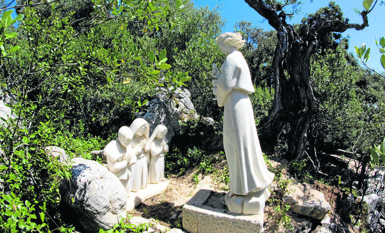 Na trasie Drogi Krzyżowej można podziwiać rzeźby upamiętniające objawienia