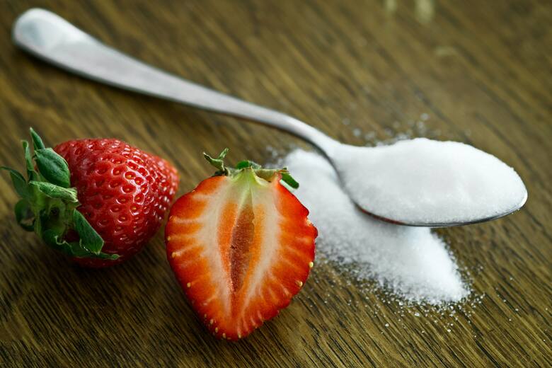 Cukry dodane, zwłaszcza te obecne w produktach przetworzonych i słodyczach, mogą prowadzić do stanów zapalnych w organizmie poprzez zwiększanie poziomu