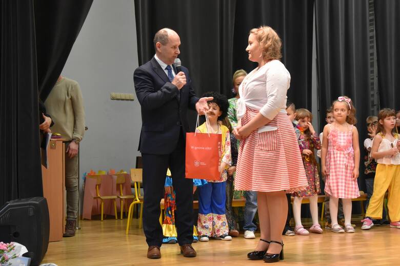 Piękne widowisko przygotowały dla babć i dziadków dzieci z Przedszkola Samorządowego w Grojcu