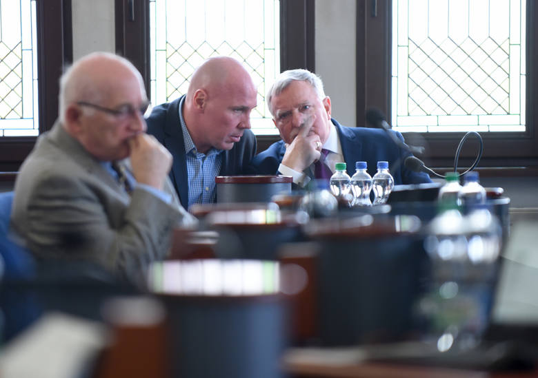 Radny Kruszkowski u boku wiceprezydenta Zbigniewa Fiderewicza podczas sesji rady miasta