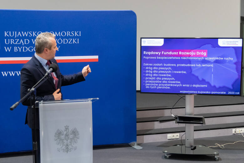 Wojewoda Mikołaj Bogdanowicz wyjaśnia na jakie zadania przeznaczone zostanie dofinansowanie.