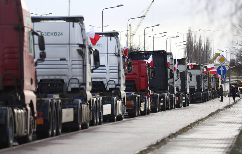 Protest kierowców TIR-ów. Protest pod hasłem "69". Samochody ciężarowe jeżdżą wolniej niż zwykle! Czy zablokują drogi?