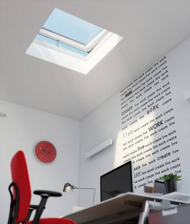 Okno w dachu płaskim pozwala skutecznie doświetlić np. miejsce pracy.