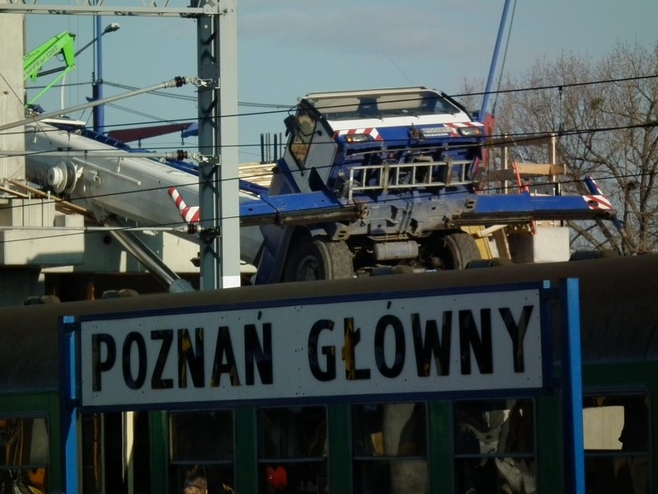 Wypadek dźwigu na budowie dworca PKP w Poznaniu.