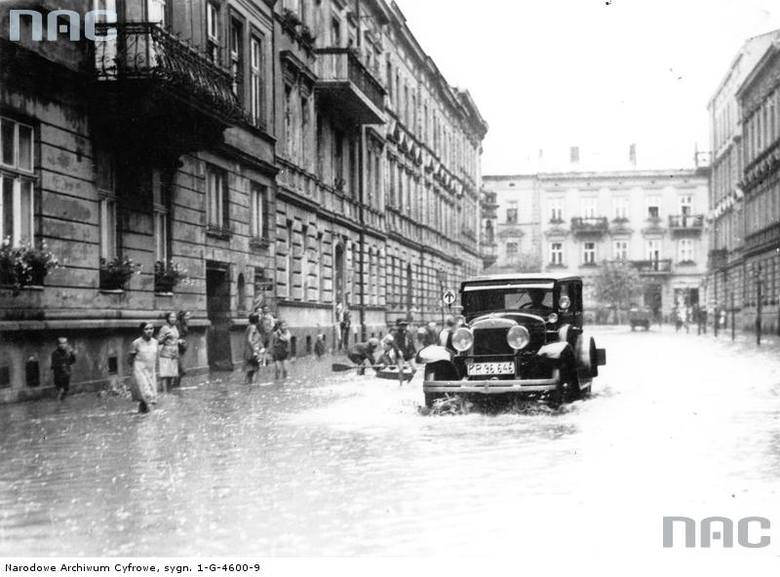 Fragment zalanej jednej z ulic Krakowa.<br /> http://audiovis.nac.gov.pl/obraz/94813/cfbe47804c54d9232169c2003327ddfa/