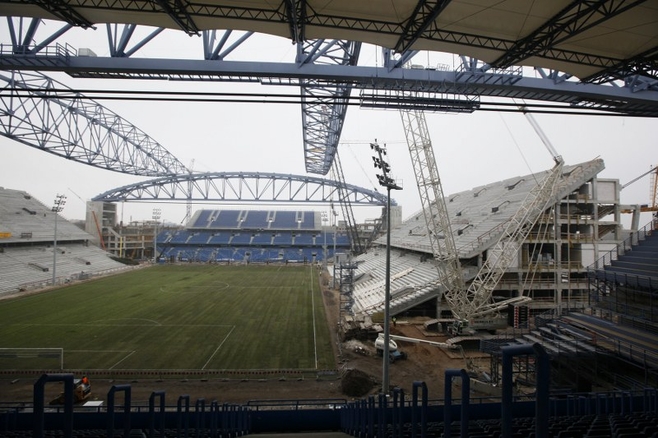 Rok 2009 - przebudowa stadionu. Podnoszenie kratownicy.