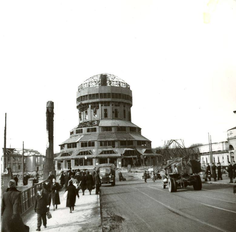 Wieża Górnośląska na terenie targów. Częściowo zniszczona już w 1944 rok w trakcie nalotu alianckich bombowców. Rozebrana po wojnie. 